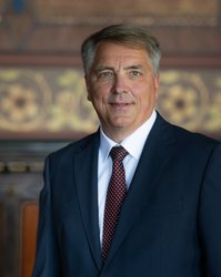 Oberbürgermeister Jürgen Krogmann stehend im Ratssaal.