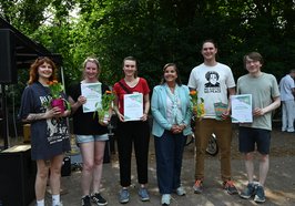 Stadtbaurätin Christine-Petra Schacht mit den Preisträgerinnen und Preisträgern im Wettbewerb Alle fürs Klima: für die Schnippeldisko Bloherfelde, das Solarcamp 2025 und das Projekt „Klimagesund kochen“. Foto: Jörg Hemmen