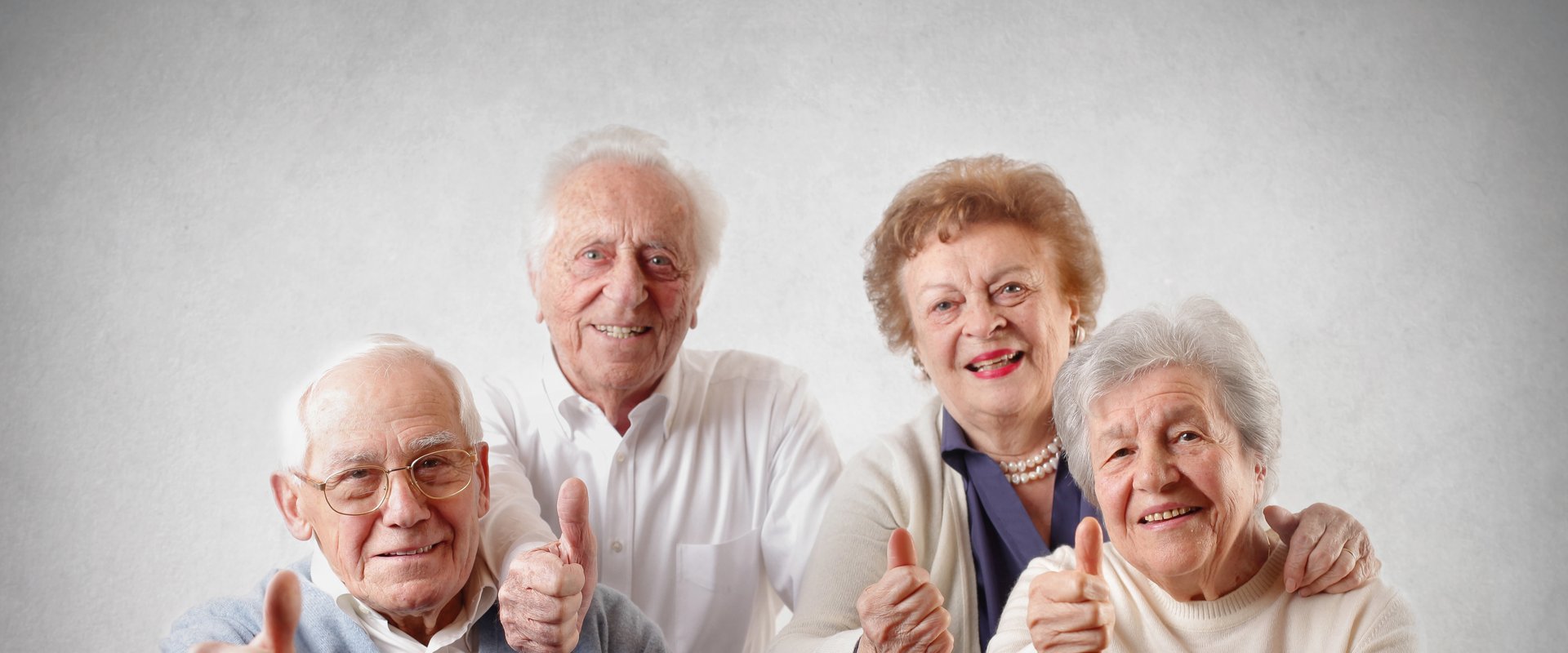 Vier Seniorinnen und Senioren zeigen Daumen hoch. Foto: olly/Fotolia