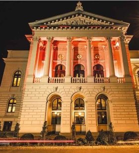 Oldenburger Staatstheater mit orangener Beleuchtung. Foto: Zonta Club Oldenburg