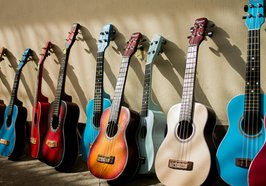 Gitarren aufgestellt. Foto: Pexels