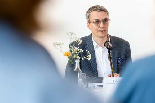 Ein Höhepunkt im ersten Amtsjahr: Kulturdezernent Holger Denckmann bei der Pressekonferenz zur Eröffnung des neuen Stadtmuseums. Foto: Sascha Stüber Ein Höhepunkt im ersten Amtsjahr: Kulturdezernent Holger Denckmann bei der Pressekonferenz zur Eröffnung des neuen Stadtmuseums. Foto: Sascha Stüber