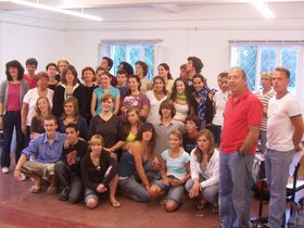 Gruppenbild: Einige Menschen hocken in der vorderen Reihe, dahinter stehen Menschen verschiedenen Alters. Foto: Stadt Oldenburg
