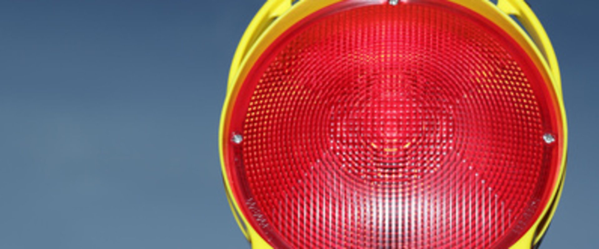 Rotes Licht einer Warnbake. Foto: segovax/Pixelio.de