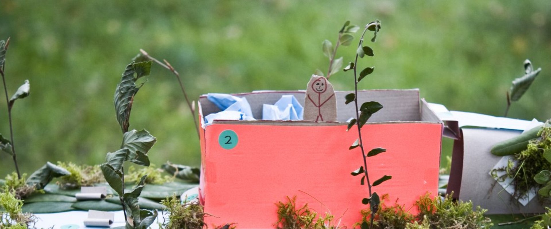 Auf dem Bild sieht man ein Modell aus Pappe bei dem ein Container als Schwimmbad benutzt wird. Foto Anschlaege Klein 