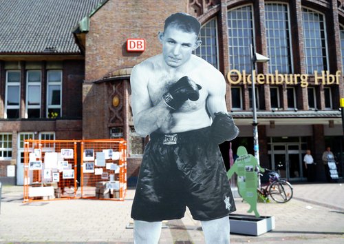 Skulptur des Boxers Erich Seelig auf dem Bahnhofsplatz, Foto: Stadtmuseum Oldenburg Foto: Stadtmuseum Oldenburg