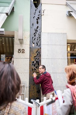 Künstler Peer Holthuizen stellt sein Projekt vor. Foto: Foto- und Bilderwerk