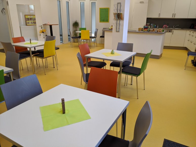 Ein offener Bereich unter anderem zum gemeinsamen Essen mit Tischen und Stühlen. Foto: Stadt Oldenburg