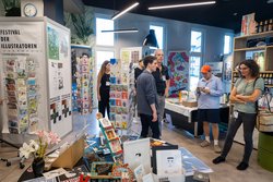 Einige der Illustratorinnen und Illustratoren in ihrer Ausstellung. Foto: Andreas Burmann Einige der Illustratorinnen und Illustratoren in ihrer Ausstellung. Foto: Andreas Burmann