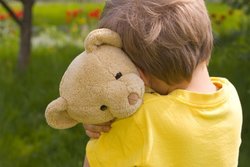Kind von hinten mit Teddy im Arm. Foto: Marzanna Syncerz/Fotolia.com
