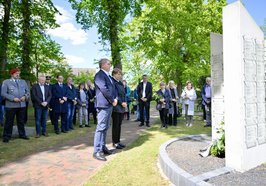 Oberbürgermeister Krogmann und Pastorin Ines Heinke (rechts) legten am Mahnmal der Gedenkstätte Zwangsarbeitergräber auf dem Friedhof Ohmstede einen Kranz nieder. Foto: Sascha Stüber