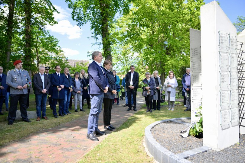 Oberbürgermeister Krogmann und Pastorin Ines Heinke (rechts) legten am Mahnmal der Gedenkstätte Zwangsarbeitergräber auf dem Friedhof Ohmstede einen Kranz nieder. Foto: Sascha Stüber