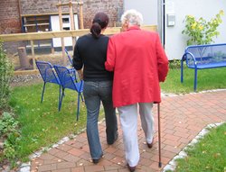 Seniorin geht in Begleitung einer jüngeren Frau spazieren. Foto: geralt/Pixabay.de