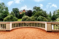 Balustrade im Schlossgarten am Wasser. Foto: Mittwollen und Gradetchliev