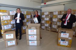 Oberbürgermeister Jürgen Krogmann, Dr. Christiane Stehle (medizinischer Vorstand, Klinikum Oldenburg) und Dieter Gronak (Abteilungsleiter Einkauf und Logistik) nehmen die Schutzmasken für das Klinikum entgegen. Foto: Klinikum Oldenburg Oberbürgermeister Jürgen Krogmann, Dr. Christiane Stehle (medizinischer Vorstand, Klinikum Oldenburg) und Dieter Gronak (Abteilungsleiter Einkauf und Logistik) nehmen die Schutzmasken für das Klinikum entgegen. Foto: Klinikum Oldenburg