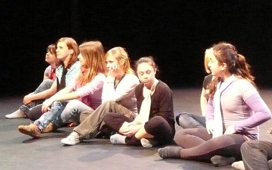 Schülertheatergruppe auf der Bühne. Foto: Stadt Oldenburg