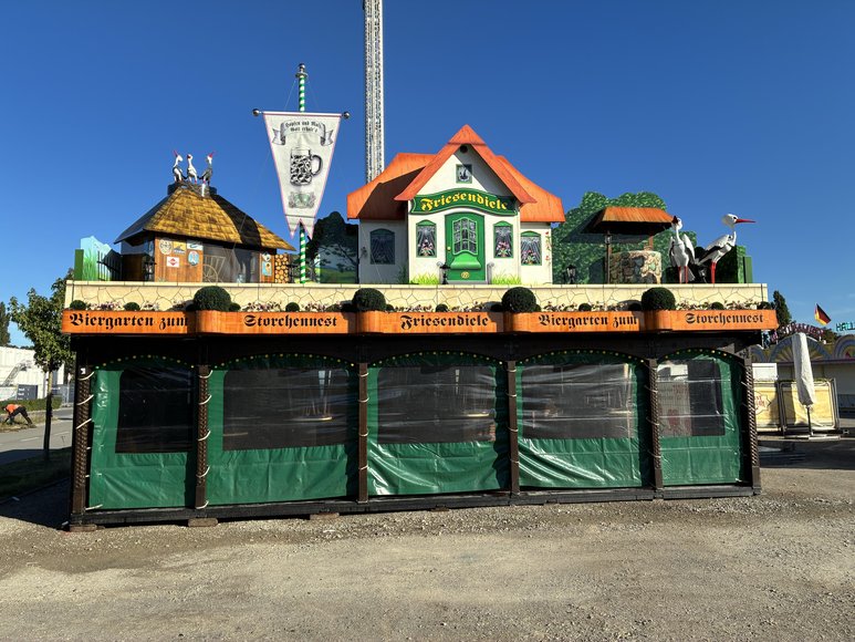 Der Ausschank „Friesendiele“ beim Aufbau am 25. September 2026. Foto: Stadt Oldenburg