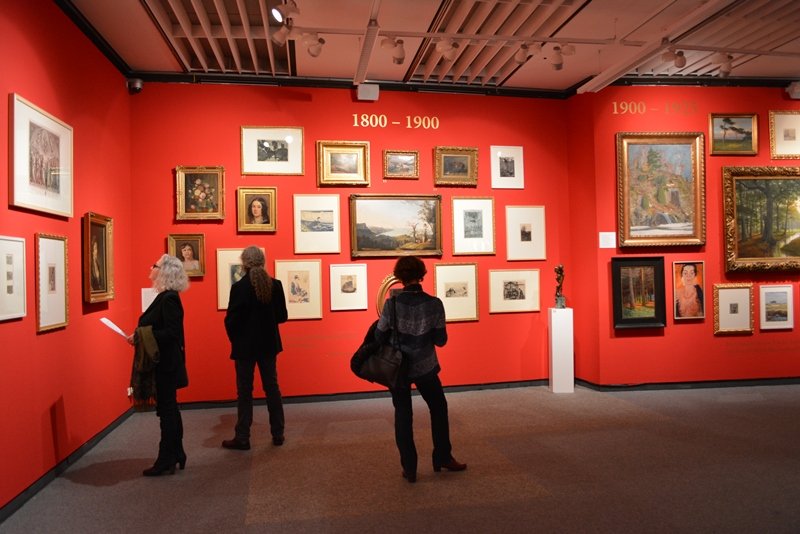 Besucher in einer Ausstellung. Foto: Stadtmuseum