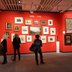Vorschau: Besucher in einer Ausstellung. Foto: Stadtmuseum