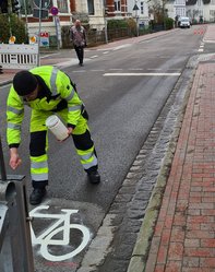 Ein Mann vor einem Piktogramm eines Fahrrads. Foto: Stadt Oldenburg