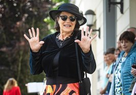 Teilnehmerin des Nähkurses bei der Modenschau. Foto: Gerlinde Domininghaus