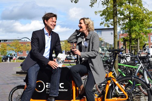 Rufen zur Teilnahme an der Aktion STADTRADELN auf: Stadtbaurätin Gabriele Nießen und Dr. Norbert Korallus, Leiter des Fachdienstes Verkehrsplanung. Foto: Stadt Oldenburg