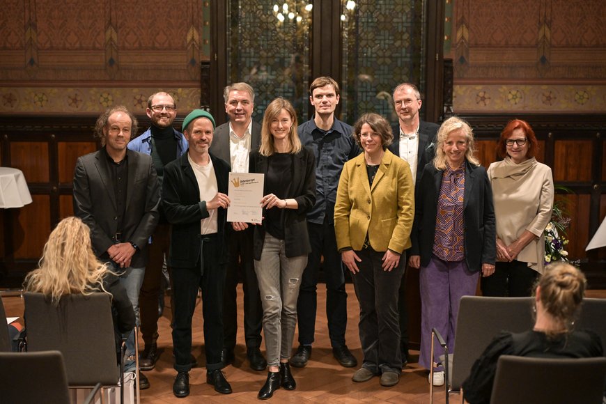 Die Preisträger und weiteren Nominierten mit Oberbürgermeister Krogmann, Jury und Laudator Marcus Pfister. Foto: Mohssen Assanimoghaddam 