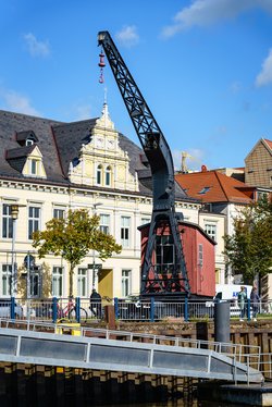 Der historische Hafenkran im Alten Stadthafen Oldenburg soll restauriert werden. Foto: Mittwollen & Gradetchliev