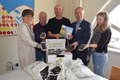 Inka Thole (links) und Ralph Wilken (2. von rechts) übergaben Alt-Handys an Rolf Grösch (2. von links) und Bernd Ziesmer (Mitte) sowie Melanie Köhrmann (rechts) vom NABU. Foto: Stadt Oldenburg Inka Thole (links) und Ralph Wilken (2. von rechts) übergaben Alt-Handys an Rolf Grösch (2. von links) und Bernd Ziesmer (Mitte) sowie Melanie Köhrmann (rechts) vom NABU. Foto: Stadt Oldenburg