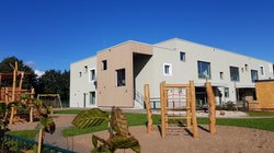 Gebäude Kita Hannah Arendt mit Spielplatz. Foto: gruppeomp Architektengesellschaft mbH BDA.