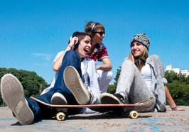 Jugendliche mit Skateboard. Foto: Andriy Petrenko/fotolia