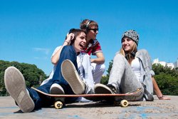 Jugendliche mit Skateboard. Foto: Andriy Petrenko/fotolia