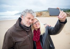 Menschen mit einem Smartphone. Foto: Kampus Production/pexels.com