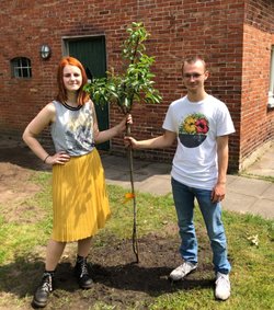 Theo und Maithé mit gepflanztem Baum. Quelle: Stadt Oldenburg