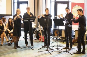 Junge Menschen mit Querflöten spielen Musik. Foto:ConAct/Ruthe Zuntz