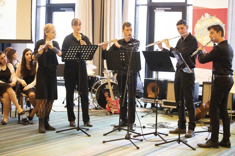 Junge Menschen mit Querflöten spielen Musik. Foto:ConAct/Ruthe Zuntz