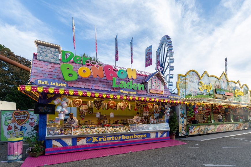 Der Bonbon-Laden und die Jagt-Hütte auf dem Kramermarkt 2026. Foto: Sascha Stüber