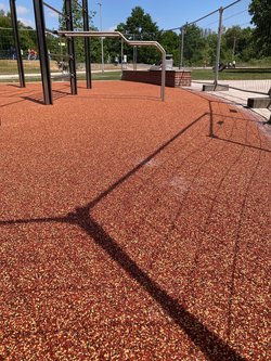 Der Fallschutzboden der Calisthenicsanlage im Sportpark Kreyenbrück ist repariert. Foto: Stadt Oldenburg