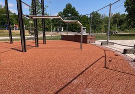 Der Fallschutzboden der Calisthenicsanlage im Sportpark Kreyenbrück ist repariert. Foto: Stadt Oldenburg