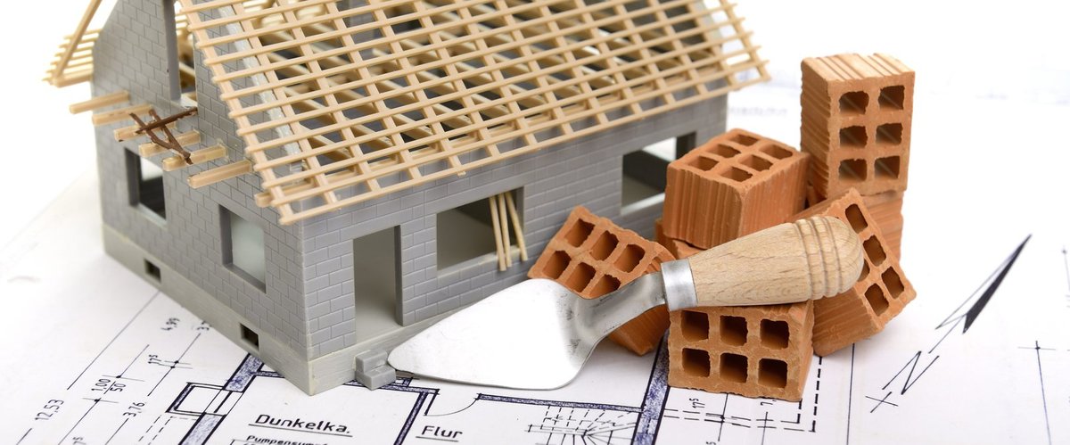 Hausmodell mit Plan, Ziegelsteinen und Kelle. Foto: Gerhard Seybert/Fotolia