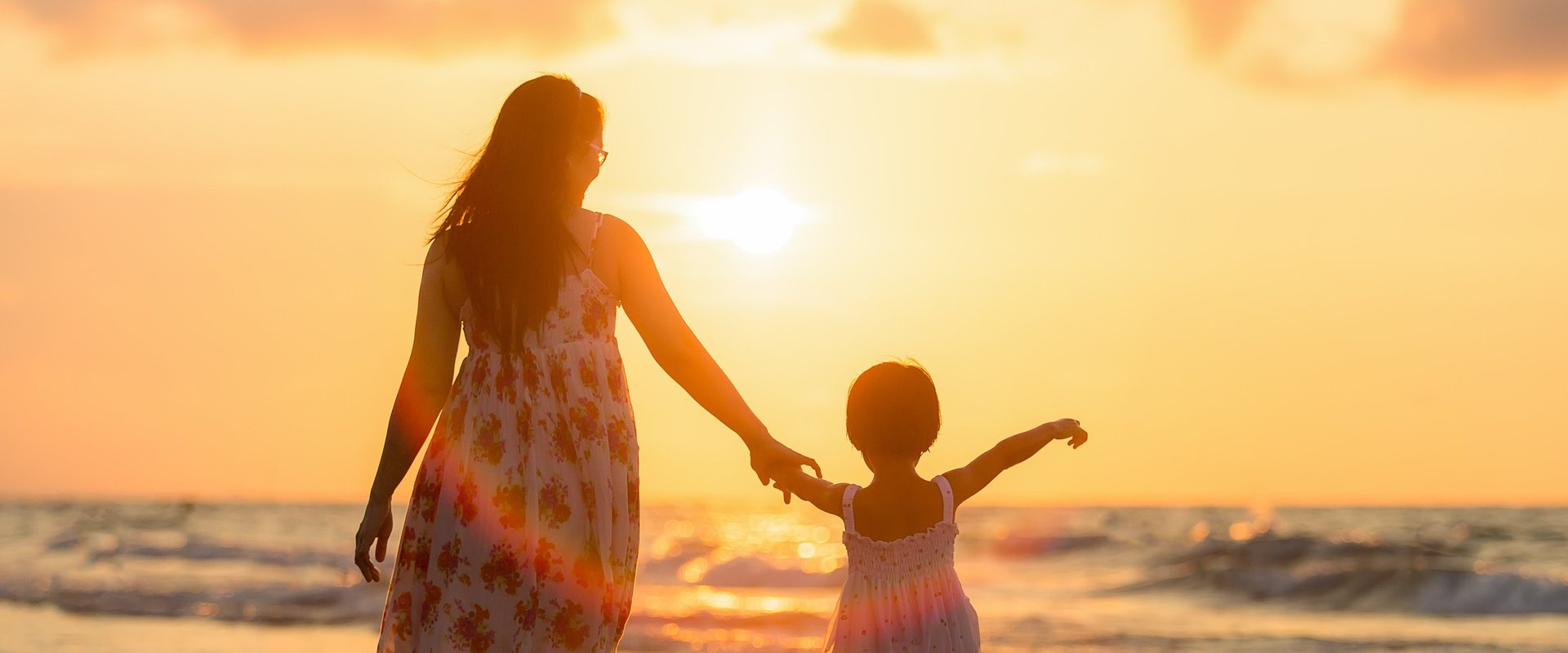 Mutter und Kind Hand in Hand. Foto: sasint/Pixabay