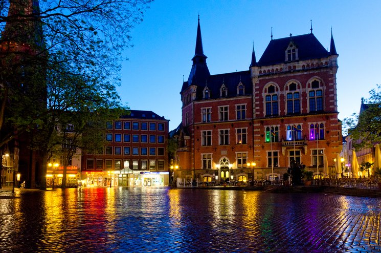 Das Alte Rathaus bei Nacht. Foto: Peter Duddek