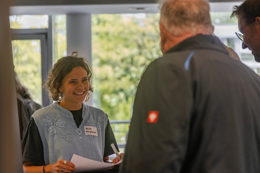 Paula Neugebauer von der Wirtschaftsförderung begrüßt die Teilnehmenden am Empfang. Foto: Berca Foto & Video