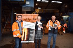 In der Abfallbehandlungsanlage: Volker Schneider-Kühn (von links), Dr. Julia Figura und Thomas Arnhold stellten die Info-Kampagne des AWB vor. Foto: Stadt Oldenburg