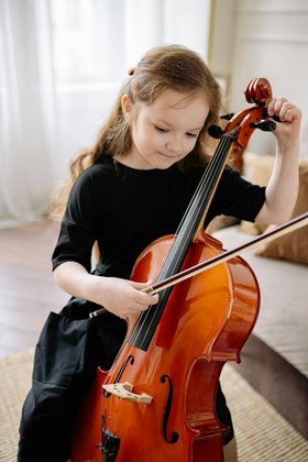 Mädchen spielt Cello. Foto: Pexels