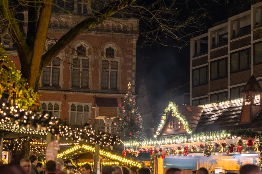 Sascha Stüber Blick in Richtung Weihnachtsbaum am Alten Rathaus beim Lamberti-Markt 2025. Foto: Sascha Stüber