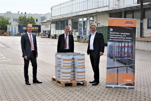 Setzten sie sich gemeinsam gegen das Virus ein (von links nach rechts): Dr. Stefan Wünnemann (Plant Management), Roland Nowicki (Site Management) und  Oberbürgermeister Jürgen Krogmann. Foto: BASF