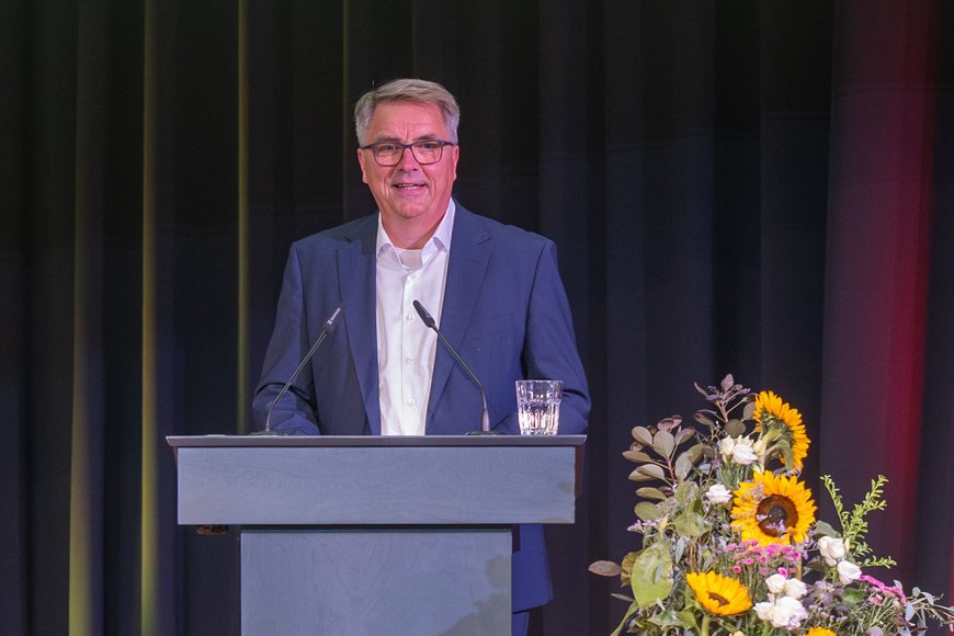 Oberbürgermeister Jürgen Krogmann am Rednerpult. Foto: Sascha Stüber
