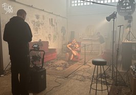 Mit Gitarre und Mikrofon auf einem roten Sessel – Julia Klingler während der Aufnahmen zu „Kulturschnack Acoustic Sessions“. Foto: Stadt Oldenburg 