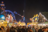 Menschen und Fahrgeschäfte auf dem Kramermarkt. Foto: Sascha Stüber